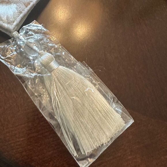 New Floral Textured Elegant Table Runner - Picture 4 of 5